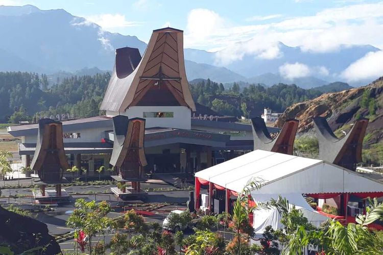 Bandara Toraja, berada di Kecamatan Mengkendek, Toraja Utara, Sulawesi Selatan