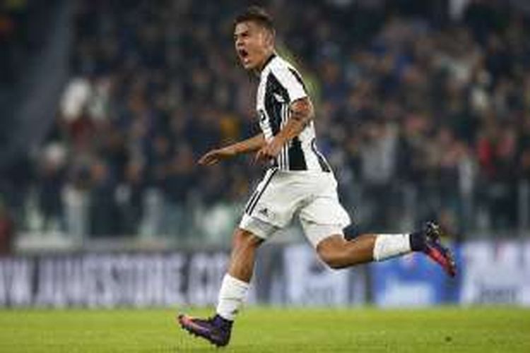 Penyerang Juventus, Paulo Dybala, merayakan golnya ke gawang Udinese dalam lanjutan Serie A di Stadion Juventus, Sabtu (15/10/2016) waktu setempat.