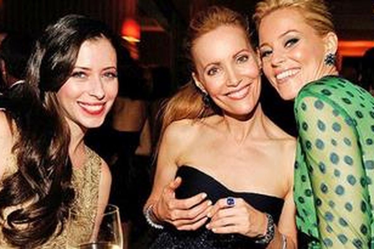 Kebiasaan clubbing di tempat dimana banyak asap rokok juga berisiko merusak kesehatan tulang.