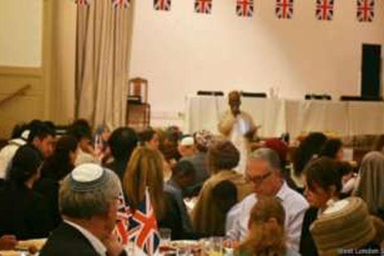 Sebuah sinagoge atau rumah ibadah Yahudi di London menjadi tuan rumah buka puasa bersama pada akhir pekan lalu.
