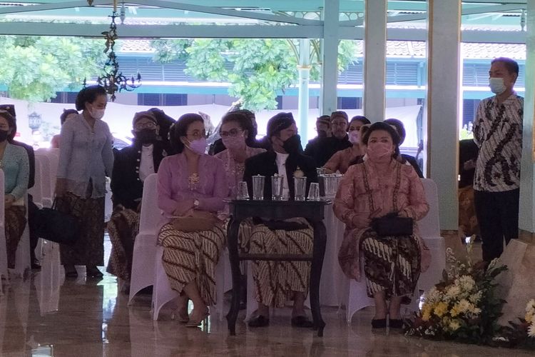 Putra Mahkota Kanjeng Gusti Pangeran Haryo (KGPH) Purbaya, Putra Mahkota Keraton Solo (tengah) dan adik dari Sinuhun Keraton Kasunana Solo, Gusti Kanjeng Ratu (GKR) Wandansari atau yang akrab dipanggil Gusti Moeng (Memakai kebaya warna pink tas hitam)