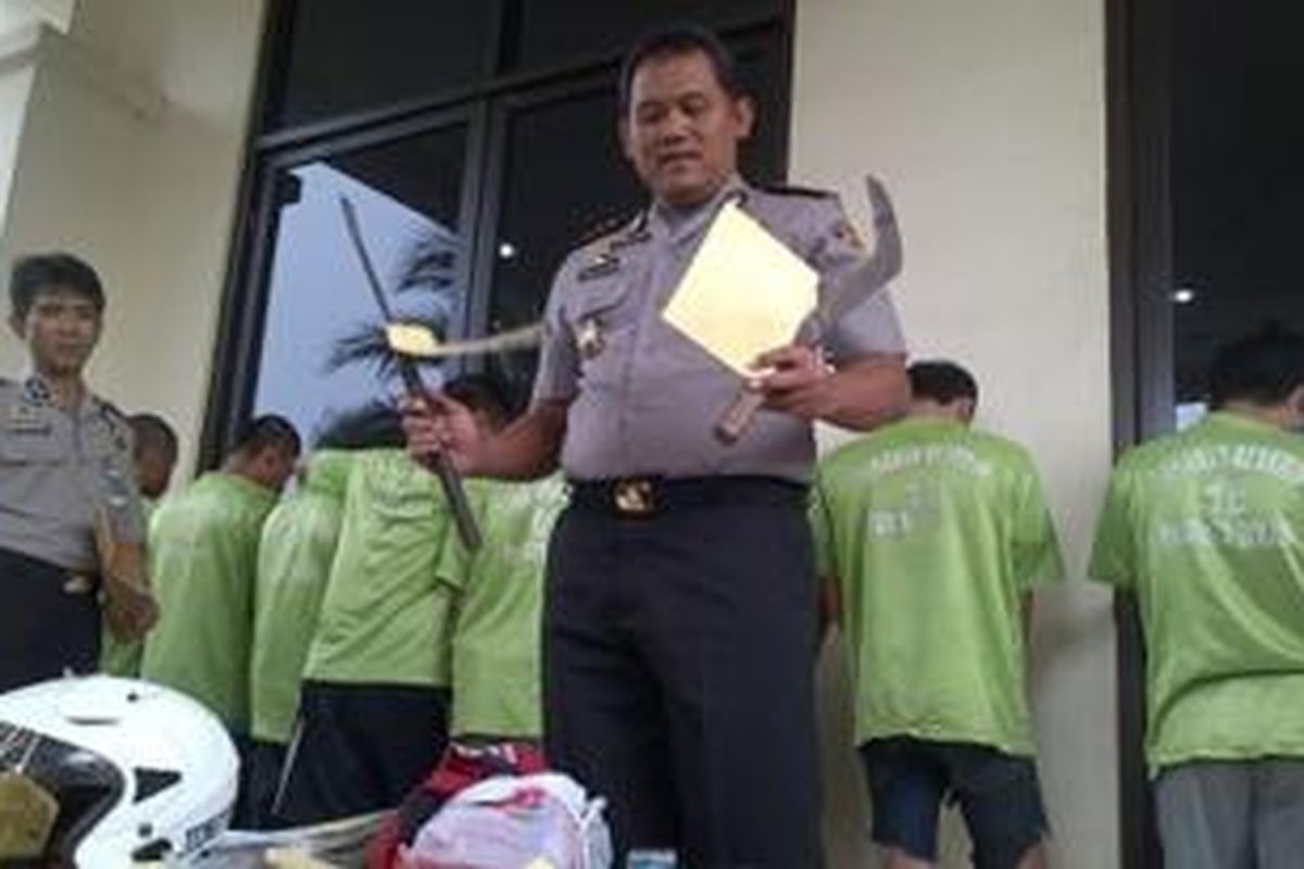 Kapolresta Bekasi, Kombes Isnaeni Ujiarto menunjukkan barang bukti senjata tajam yang digunakan para perampok sepeda motor di Mapolresta Bekasi, Senin (9/9/2013).