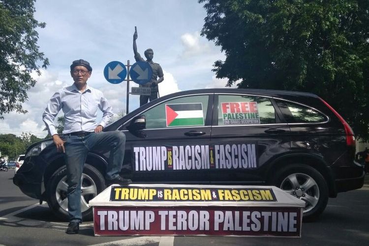 Bambang Saptono, warga Solo, menggelar aksi tunggal mengecam sikap Presiden AS Donald Trump di Solo, Jawa Tengah, Sabtu (9/12/2017).