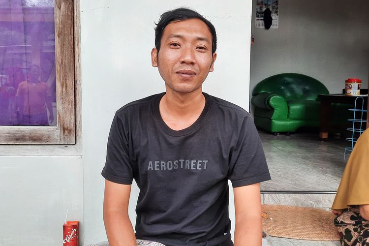 Irwan Siskiyanto saat ditemui di rumahnya di Desa Dasok, Kec. Pademawu Pamekasan, Kamis (10/7/2025).