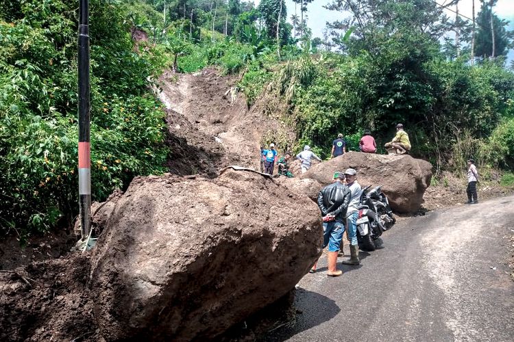 Jalan Raya penghubung 2 desa di Kecamatan Cililin, Kabupaten Bandung Barat (KBB), Jawa Barat tertimbun bongkahan batu besar dan material longsor pada Kamis (4/5/2023).