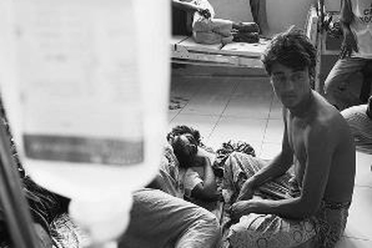 Pengungsi asal Myanmar mendapatkan perawatan darurat di Rumah Sakit Umum Daerah I di Rayeuk, Aceh Timur, Nanggroe Aceh Darussalam, Rabu (4/2). Ratusan pengungsi Myanmar yang terdampar di wilayah ini menolak dipulangkan ke kampung halamannya karena keselamatan jiwanya terancam. Mereka terdampar dengan perahu atau kapal kayu reyot dengan fisik lemah karena kehabisan makanan.