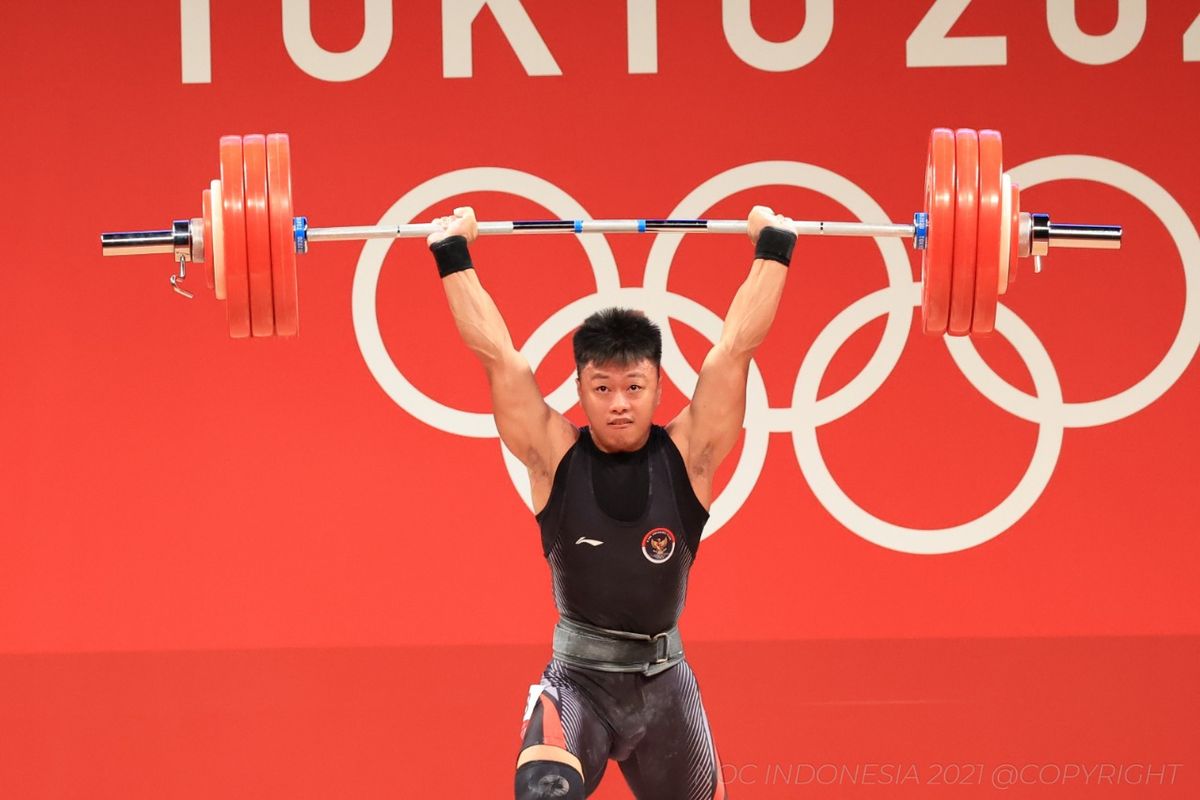 Lifter Indonesia, Rahmat Erwin Abdullah, saat bertanding di Olimpiade Tokyo 2020.