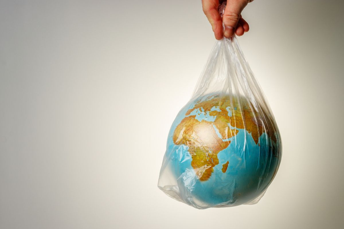ilustrasi dunia penuh sampah plastik