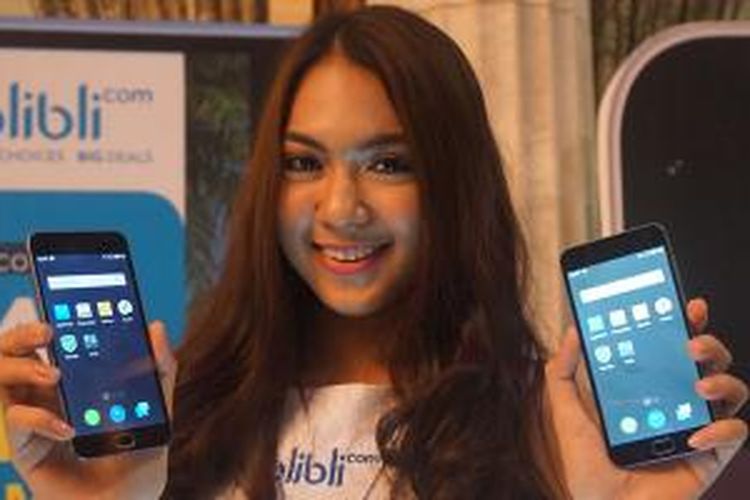 Model memamerkan ponsel asal China Meizu M2 dalam sebuah acara di Jakarta, Senin (28/9/2015).