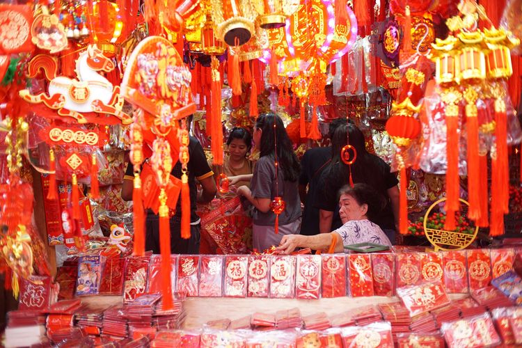 Warga memilih pakaian dan pernak pernik menjelang Tahun Baru Imlek di kawasan Glodok, Jakarta Barat, Sabtu (24/1/2026).