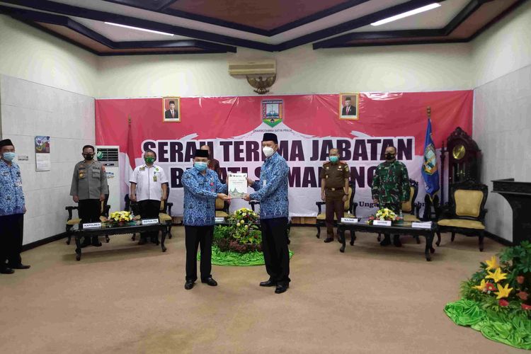 Wakil Bupati Semarang Ngesti Nugraha menyerahkan nota dinas kepada Pj Sekda Kabupaten Semarang Suko Mardiono