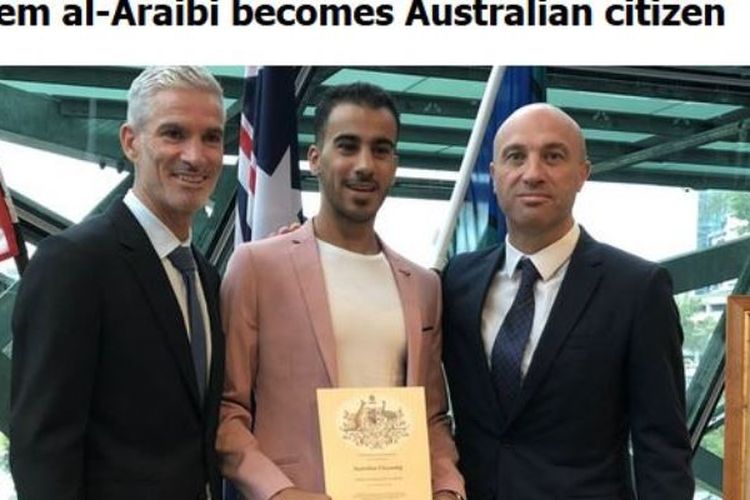 Pesepak bola Bahrain, Hakeem Al Araibi (tengah), mendapatkan status kewarganegaraan Australia pada Selasa, 12 Maret 2019i.