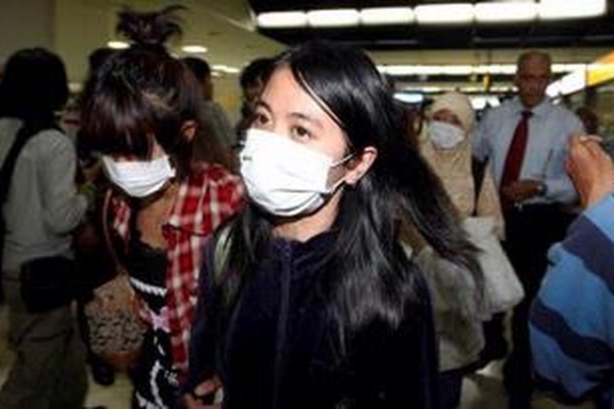 Warga negara Indonesia yang merupakan pengungsi gempa dan tsunami Jepang tiba di Bandara Soekarno Hatta, Tangerang, Banten, Selasa (15/3/2011).