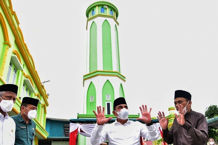 Gubernur Sumut Edy Rahmayadi meresmikan menara Masjid Al Istiqomah di Mabarhilir, Medandeli, Jumat (20/8/2021)