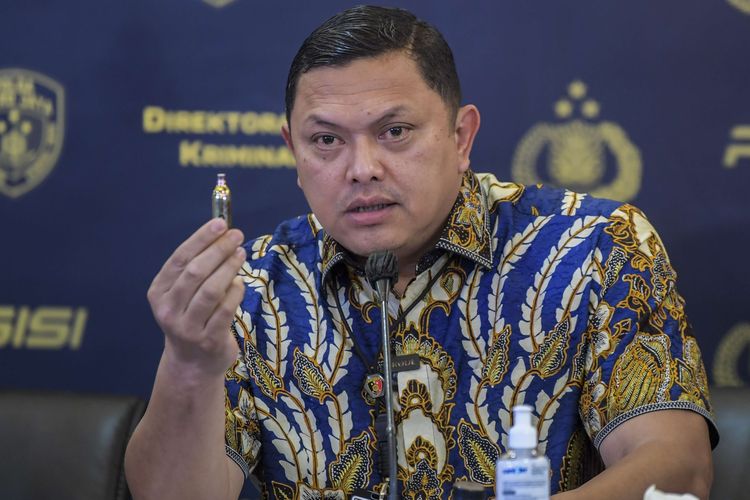 Direktur Reserse Kriminal Umum (Ditreskrimum) Polda Metro Jaya Kombes Pol Hengki Haryadi (kiri) menunjukan barang bukti pendorong peluru gas karbondioksida atau CO2 saat konferensi pers di gedung Ditreskrimum Polda Metro Jaya, Jakarta, Jumat (5/5/2023). Polda Metro Jaya menyatakan pelaku penembakan di gedung Majelis Ulama Indonesia (MUI) Pusat menggunakan senjata airgun jenis pistol model Glock 17 dan pelaku bukan merupakan jaringan teroris.