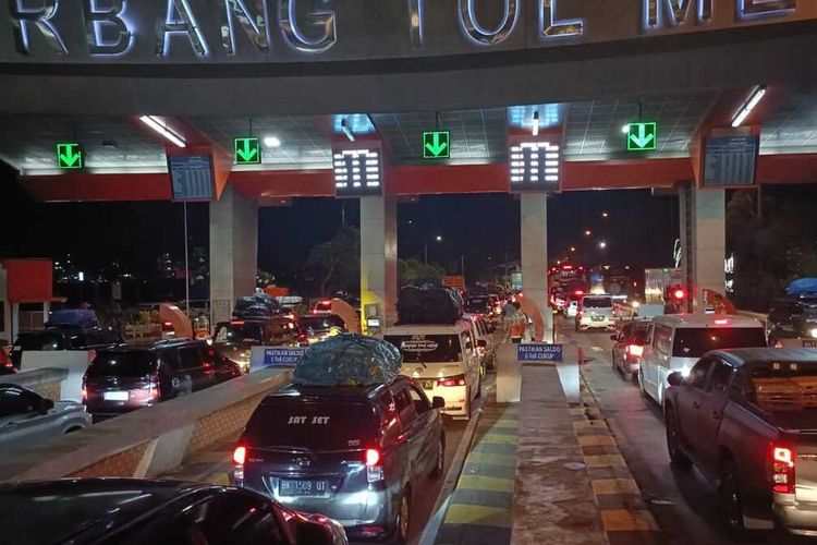 Antrean kendaran menuju pelabuhan merak mencapai 6,5 kilometer hingga msuk ruas tol Tangeang Merak pada Sabtu (6/4/2024) dinihari.