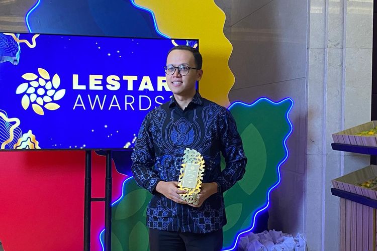 President Director PT Amartha Mikro Fintek, Aria Widyanto, mendapatkan penghargaan Lestari Awards 2025, Kamis (2/10/2025). 