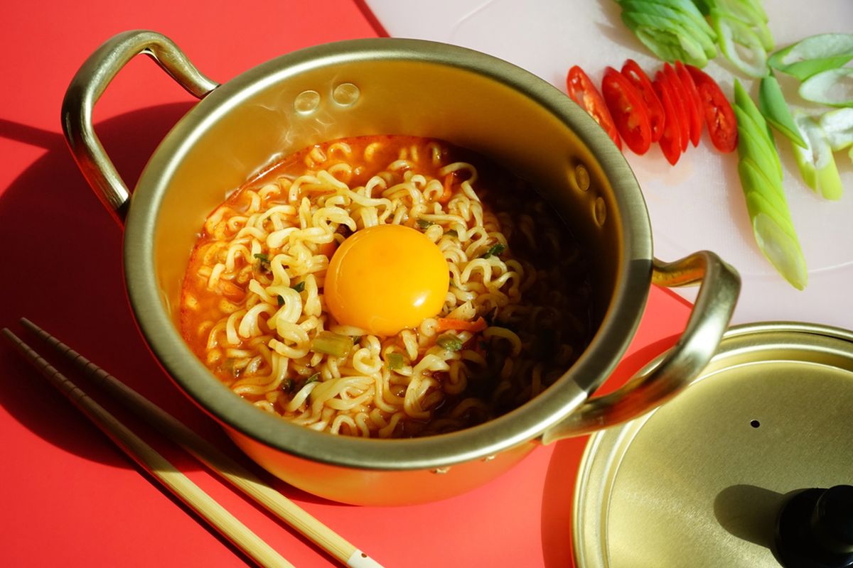 Ilustrasi ramyeon atau ramyun, mi instan Korea Selatan. 