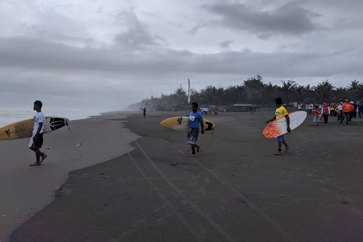 Peserta bersiap mengikuti Widarapayung Surfing Copetition di Pantai Widarapayung, Kabupaten Cilacap, Jawa Tengah, Sabtu (2/11/2019).