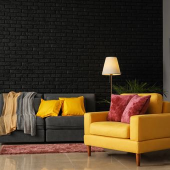 Ilustrasi ruang tamu dengan warna cat dinding gelap. 