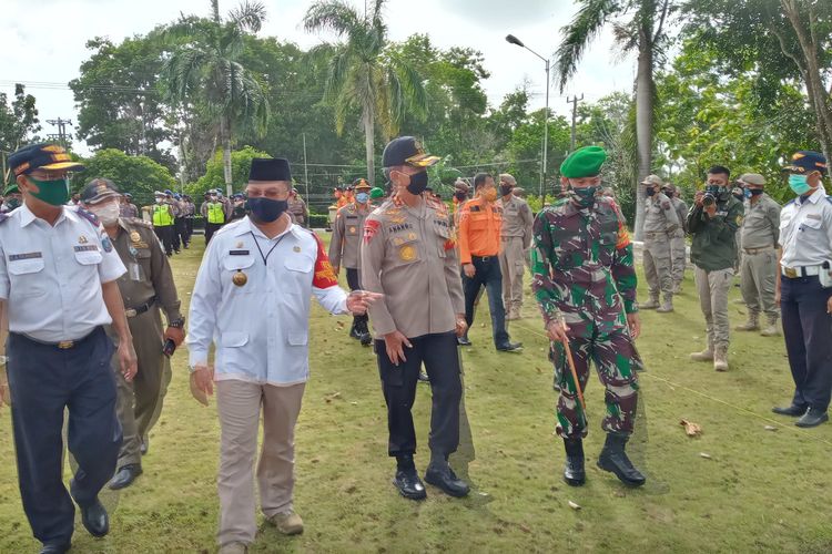 Gubernur Kepulauan Bangka Belitung Erzaldi Rosman dan Kapolda Irjen Anang S Hidayat saat apel pasukan Covid-19 di halaman kantor gubernur, Kamis (4/6/2020).