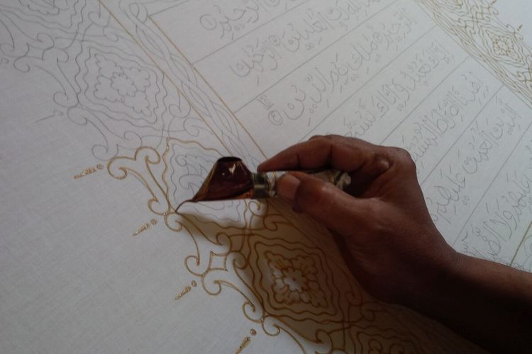 Batik mushaf Alquran yang dibuat oleh Batik Mahkota Laweyan, Solo, Jawa Tengah.