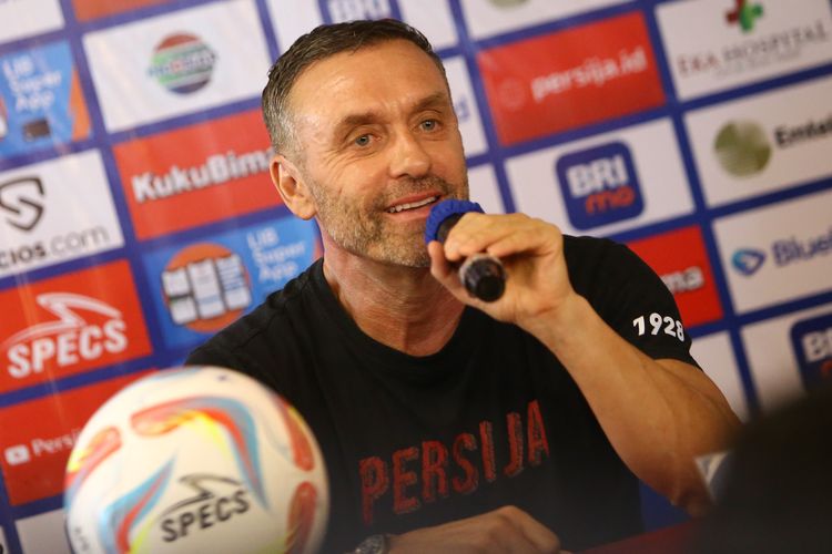 Pelatih Persija, Thomas Doll, dalam konferensi pers menjelang laga melawan PSM Makassar pada pekan pertama Liga 1 2023-2024 di Stadion Gelora Bung Karno. Terkini, Thomas Doll mengomentari soal format championship series Liga 1.