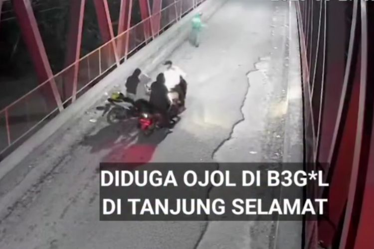 Aksi empat pria membawa senjata tajam dan membegal driver ojek online di Jembatan Tanjung Selamat, Kecamatan Pancur Batu, Kabupaten Deli Serdang, terekam CCTV dan videonya viral di media sosial.