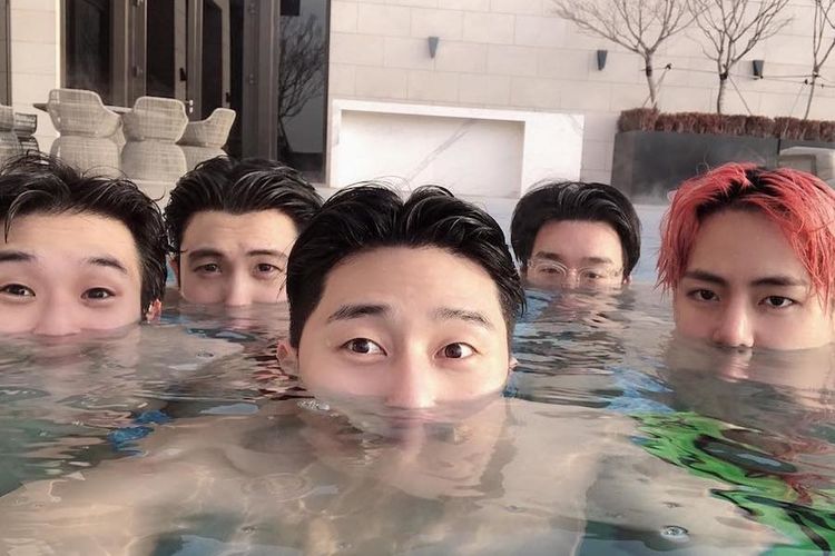 Park Seo Joon, V BTS, Park Hyung Sik, Choi Woo Shik, dan penyanyi Peakboy menggelar pesta kolam, pada Kamis (20/12/2018).
