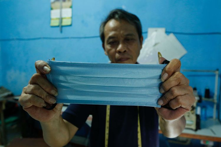 Pekerja menyelesaikan pembuatan contoh pola masker medis di kawasan Depok, Jawa Barat, Kamis (2/4/2020). Seiring merebaknya virus corona atau Covid 19, permintaan masker wajah mengalami peningkatan.