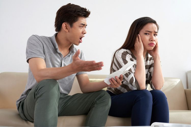 Pinjol tak cuma soal utang. Tekanan finansial bisa memicu stres, konflik, dan gangguan mental dalam keluarga. Simak tips psikolog menghadapinya.