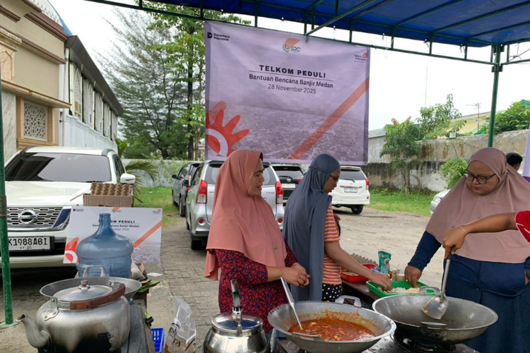 Bantuan bencana banjir di Medan oleh Telkom Peduli 