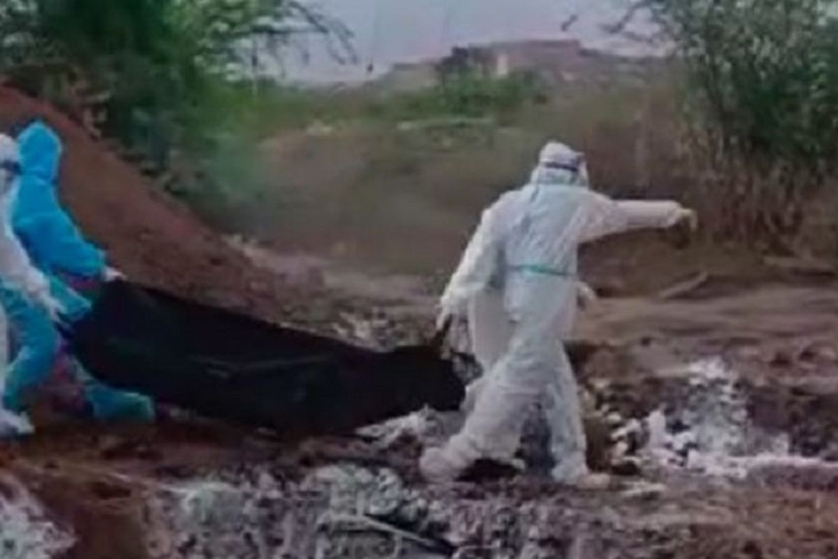 Potongan tayangan video memperlihatkan petugas di Karnataka, India, membuang begitu saja jenazah korban Covid-19 ke lubang. Pejabat setempat meminta maaf setelah video tersebut viral.
