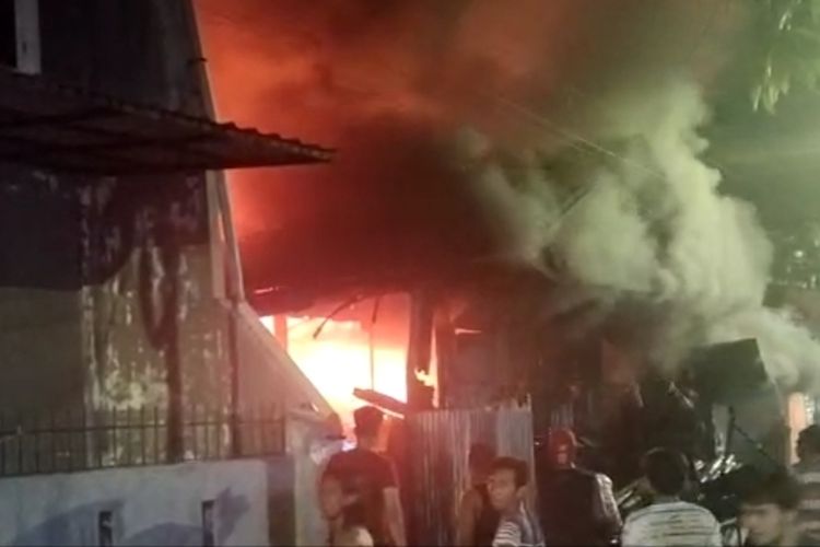 Beberapa warga yang hendak selamatkan penghumi rumah yang terbakar di Jalan Beringin Timur, Kecamatan Rappocini, Makassar, Kamis (9/7/2020) malam.