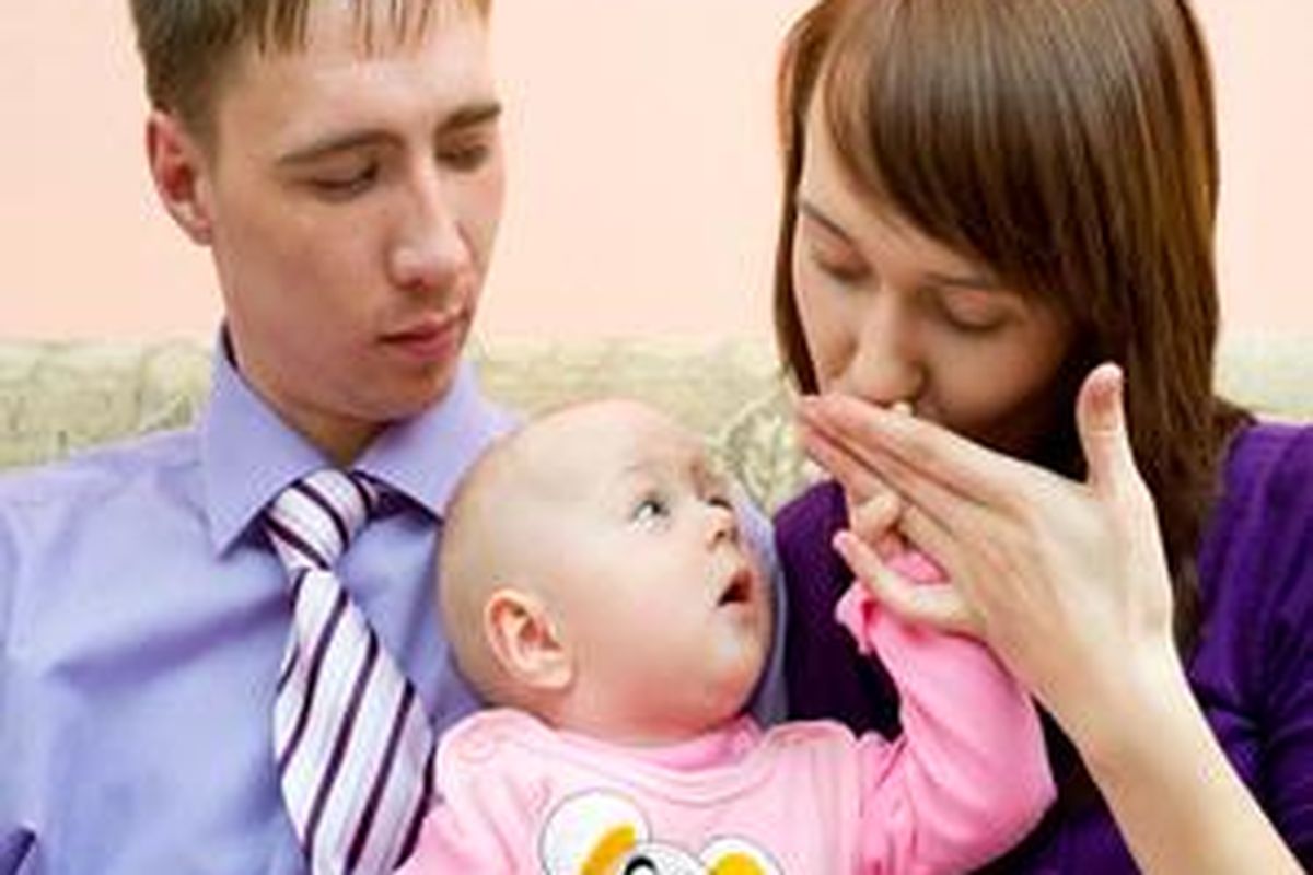 Suami merasa diduakan dengan kehadiran si kecil Bangun komunikasi hangat dan buat ia merasa lebih dihargai.