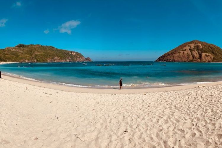 Pantai Mawun di Desa Tumpak, Kecamatan Pujut, Nusa Tenggara Barat
