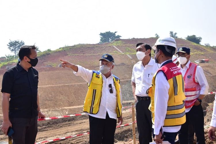 Menteri PUPR Basuki Hadimuljono meninjau Tol Cisumdawu bersama Menko Marves Luhut Binsar Panjaitan dan Menhub Budi Karya Sumadi, pada Kamis (30/09/2021). 