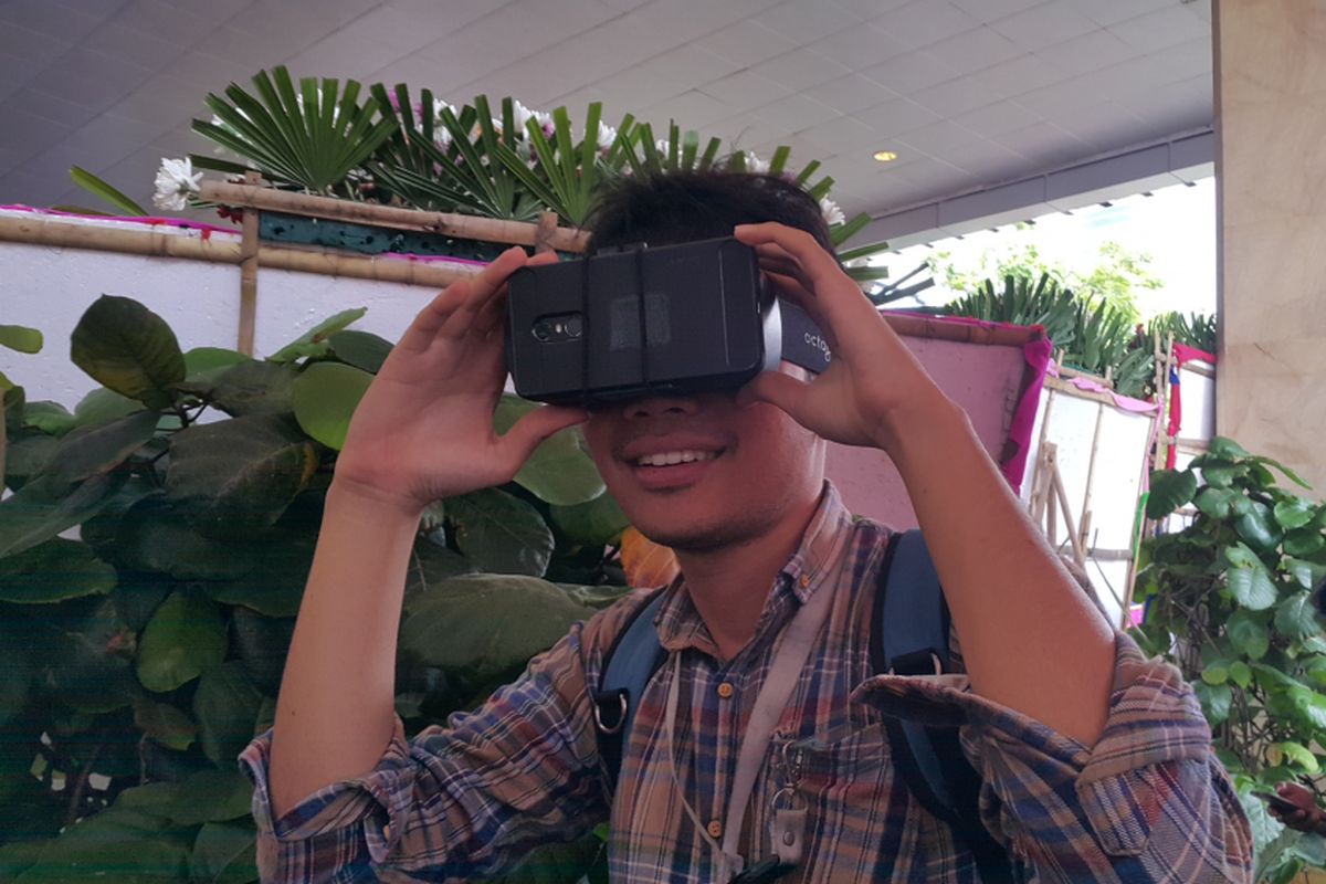 Pewarta Kumparan, Johanes Hutabarat (23), mencoba kacamata virtual reality (VR) yang akan digunakan untuk melihat pesta rakyat Selametan Jakarta usai pelantikan Anies Baswedan dan Sandiaga Uno di Balai Kota DKI Jakarta, Jalan Medan Merdeka Selatan, Senin (16/10/2017).