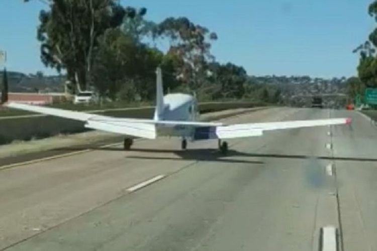 Sebuah pesawat ringan mendarat di sebuah jalan raya yang ramai di San Diego, California, AS.