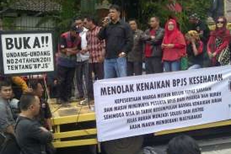 Massa FRMB berunjukrasa di depan Kantor BPJS Kesehatan, Jalan Siliwangi, Kota Sukabumi, Jawa Barat, Senin (28/3/2016) 