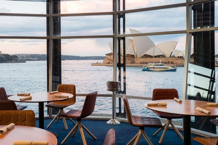 Suasana di dalam Quay Restaurant di Sydney dengan panorama Sydney Opera House.