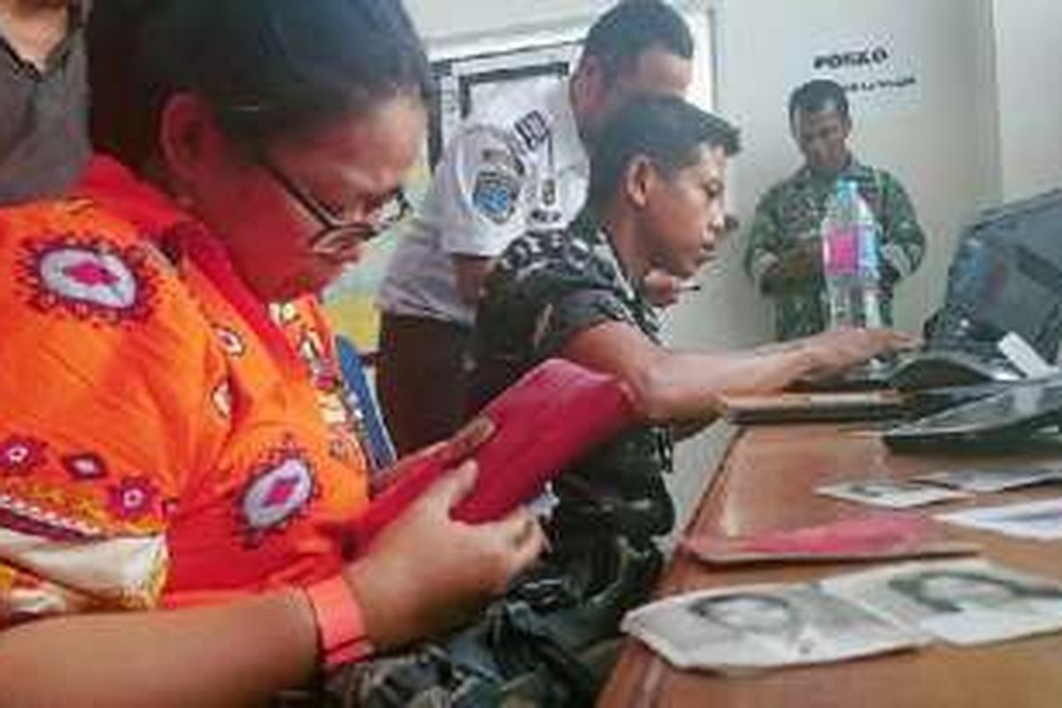  Lina Andiati memandangi dompet milik ibunya, Otih Sugiati, yang menjadi korban terbakarnya KM Zahro Express, di posko bersama Kali Adem, Penjaringan, Jakarta Utara, Selasa (3/1). 
