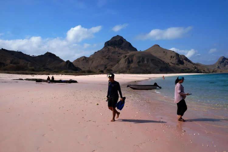 Wisatawan setelah snoreling, di Long Beach salah satu pantai pink yang berada di kawasan TN Komodo, NTT, Selasa (13/11/2018).