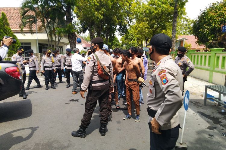 Sejumlah pelajar SMK diamankan petugas dari Kepolisian saat hendak bergabung dengan massa yang menggelar aksi demonstrasi menolak pengesahan UU Omnibus Law, Jumat (9/10/2020). Jumat pagi, ratusan mahasiswa menggelar aksi demonstrasi di depan Gedung DPRD Jombang, Jawa Timur.