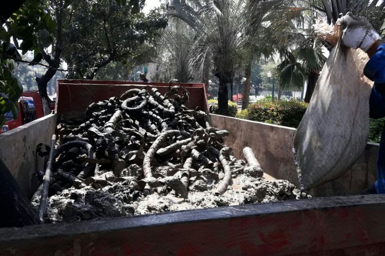 Suku Dinas Sumber Daya Air Jakarta Pusat menemukan kulit kabel di gorong-gorong Jalan Medan Merdeka Selatan, Minggu (18/3/2018). 