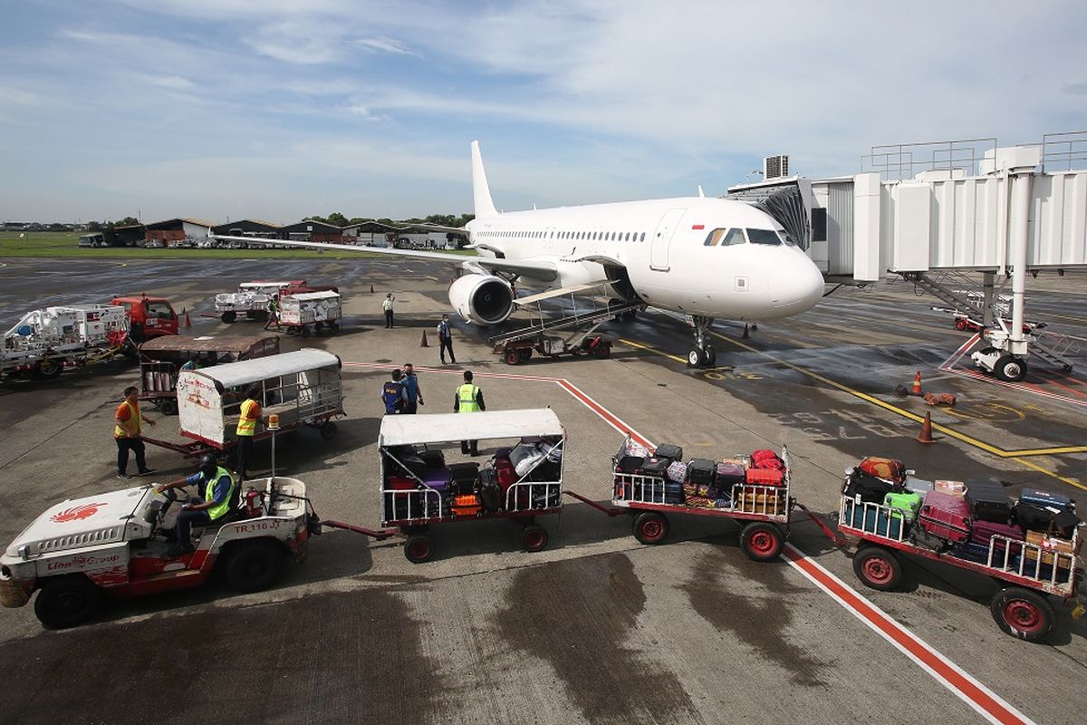 Petugas darat mempersiapkan kelaikan pesawat sebelum melakukan penerbangan di Terminal 1 A Bandara Soekarno Hatta, Tangerang, Banten, Minggu (24/4/2022). PT Angkasa Pura II cabang Soekarno Hatta mencatat pada H -9 Idul Fitri 1443 H atau Sabtu (23/4/2022) pergerakan penerbangan mencapai 909 penerbangan domestik dengan total penumpang mencapai 103 ribu lebih penumpang yang melewati Bandara Soetta. ANTARA FOTO/Muhammad Iqbal/foc.