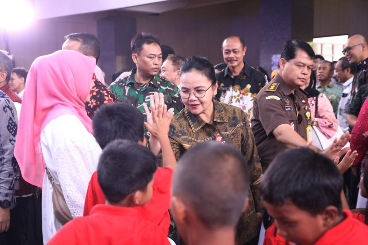 Wali Kota Semarang Agustina mendampingi Wakil Menteri Sosial (Wamensos) RI, Agus Jabo Priyono saat membuka Masa Pengenalan Lingkungan Sekolah (MPLS) di SRT 45 Semarang pada Selasa (30/9/2025).