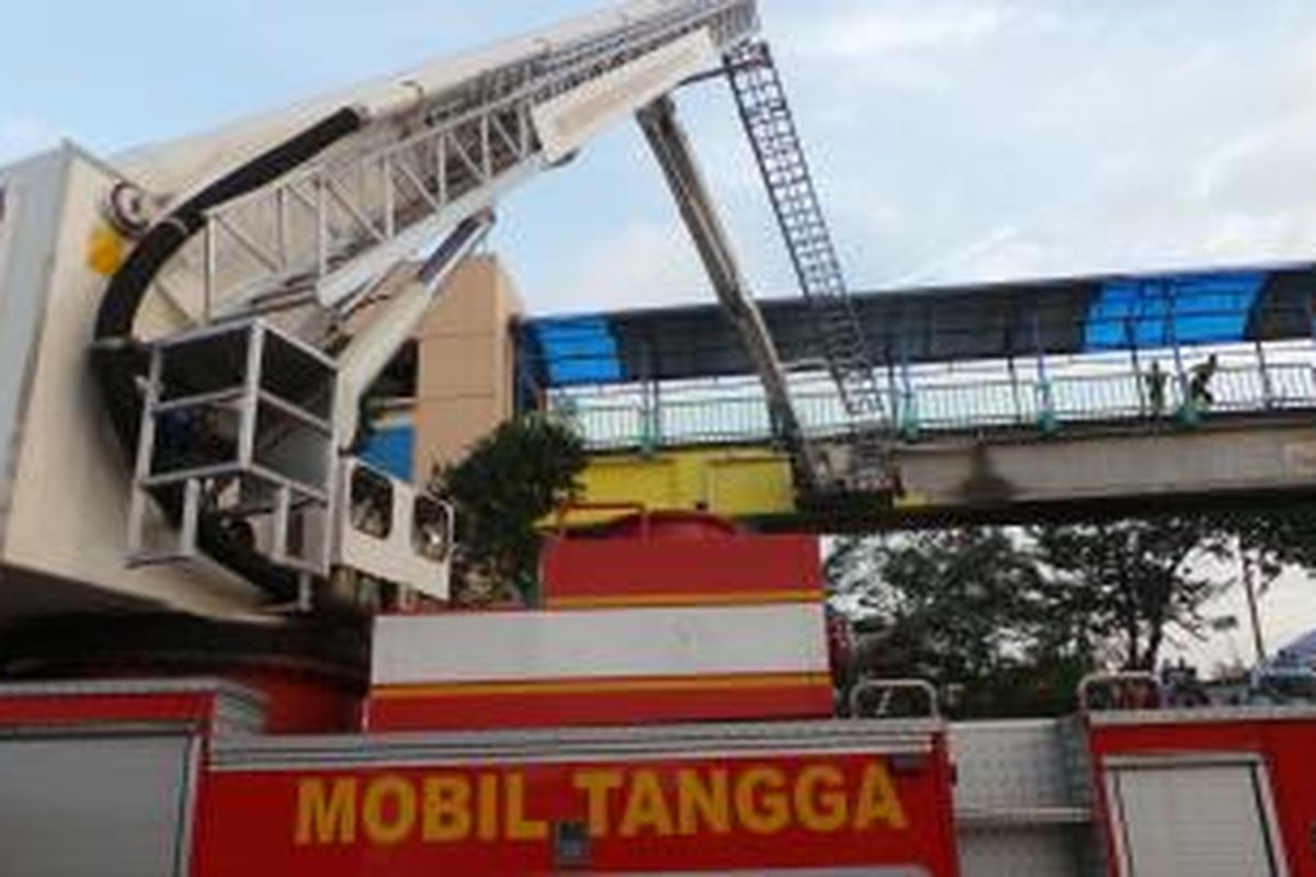 Pengecatan badan jembatan di Pasar Blok G Tanah Abang, Jakarta Pusat, dilakukan dengan melibatkan petugas pemadam kebakaran dan kendaraan khusus, Rabu (14/8/2013).