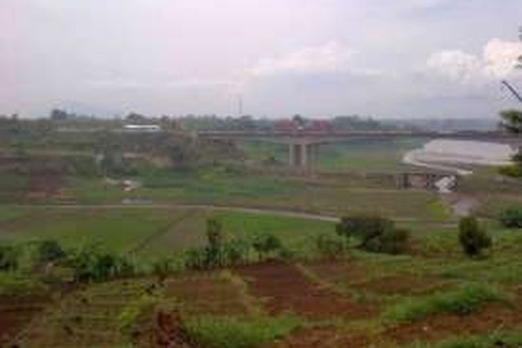 Pembangunan jembatan di atas daerah aliran Sungai Citarum di Kabupaten Bandung Barat, Sabtu (24/9/2016).