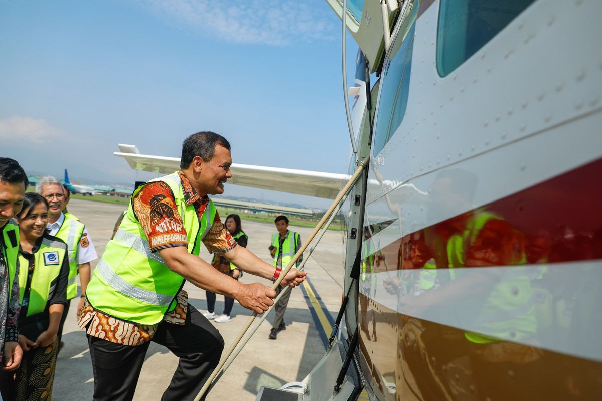  Gubernur Jawa Tengah (Jateng) Ahmad Luthfi dalam acara Inaugural Flight Susi Air Rute Semarang-Karimunjawa di Terminal Keberangkatan Bandara Internasional Ahmad Yani Semarang, Jumat (4/7/2025).
